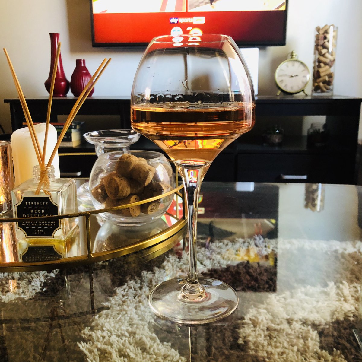 Zizipho_ZA's tweet photo. Rosé Sunday anyone?
Spending the afternoon with this lovely Rosé from Mitre’s Edge.
@toastedbarrels #KeepToasting https://t.co/FpckgPlWDc