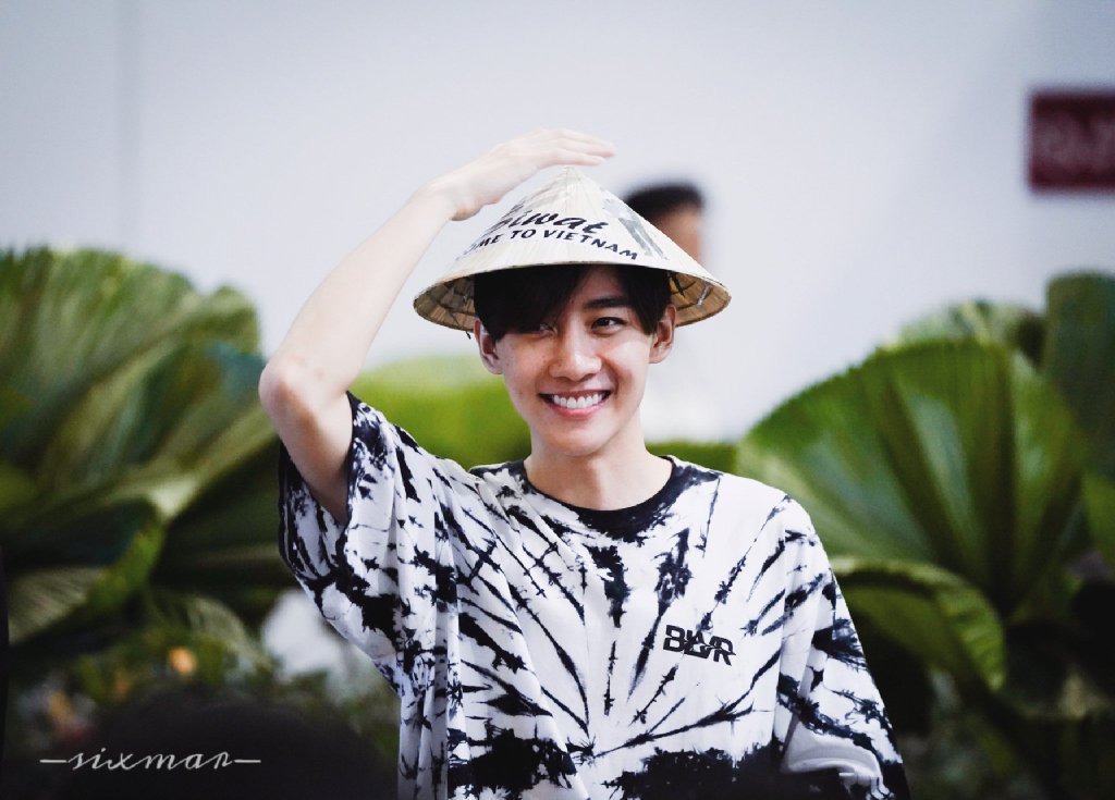 Ccx96520's tweet photo. I watched a video about you greeting a fan today.I admire her so much
#ลองของซีรีส์
#ถ้าคุณเล่นของเราคือเพื่อนกัน
cr：logo https://t.co/po6B73Xddt