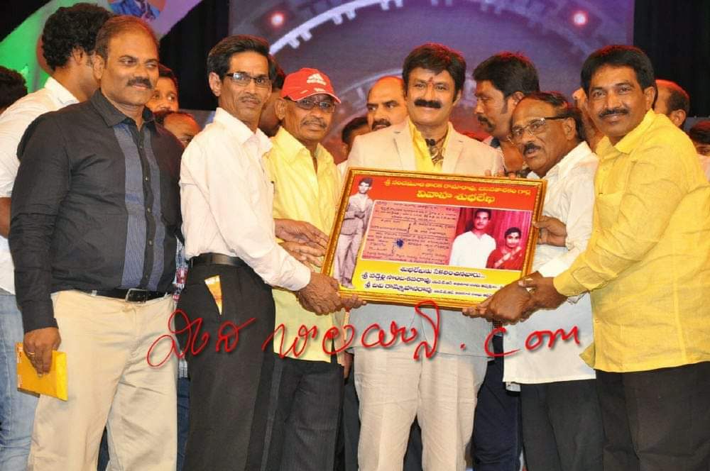 NabbiNbk's tweet photo. #Rare_Pic: శ్రీ నందమూరి తారకరామారావు, బసవతారకం గార్ల వివాహా #శుభలేఖను ఫ్రేమ్ గా డిజైన్ చేపించి 2015 సంవత్సరంలో  #బాలయ్య కు బహుమతిగా అందచేసిన అభిమానులు 👏👏

#BalayyaBabu ✌❤ https://t.co/1K9zuWpM13