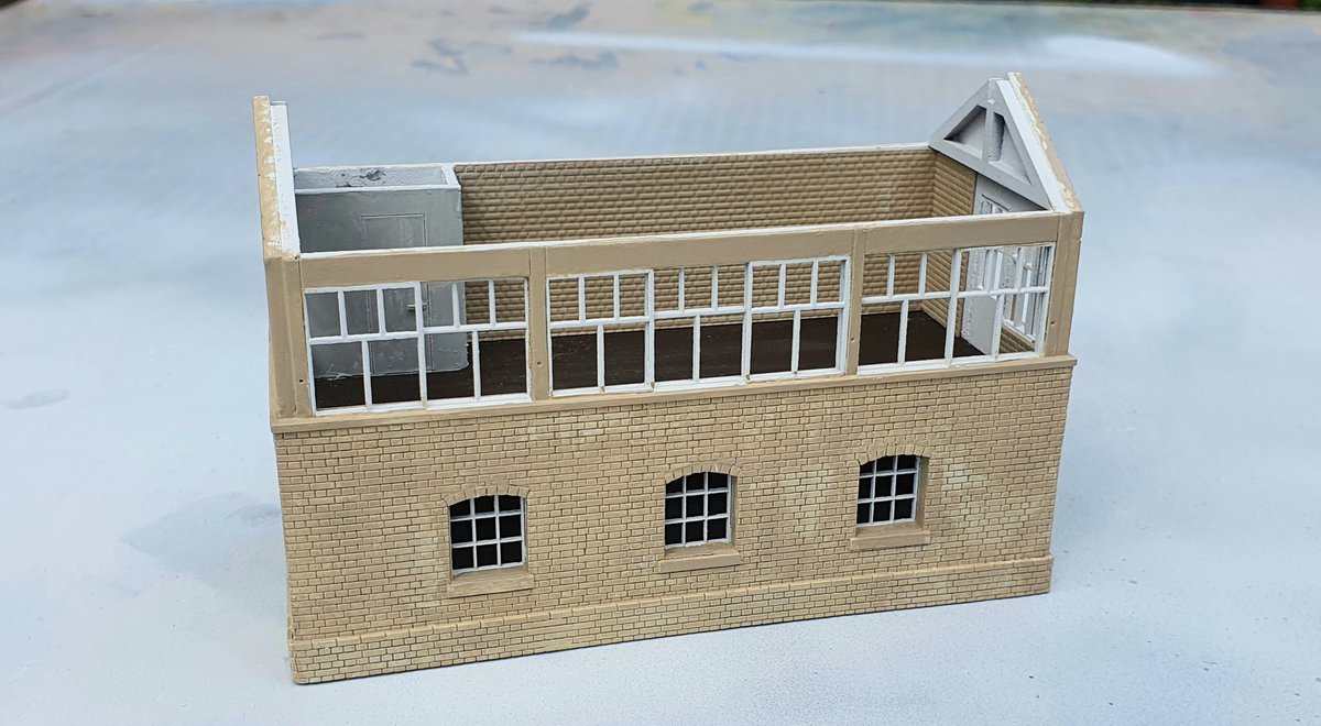wrt_77's tweet photo. Some progress on the #timbertracks signal box. Added a bit to the interior and added mortar colour... which is close enough to WR cream.π€« Well it is based in the early 90s. Brickwork next π’ #TMRGUK https://t.co/IOmAdqSAjp