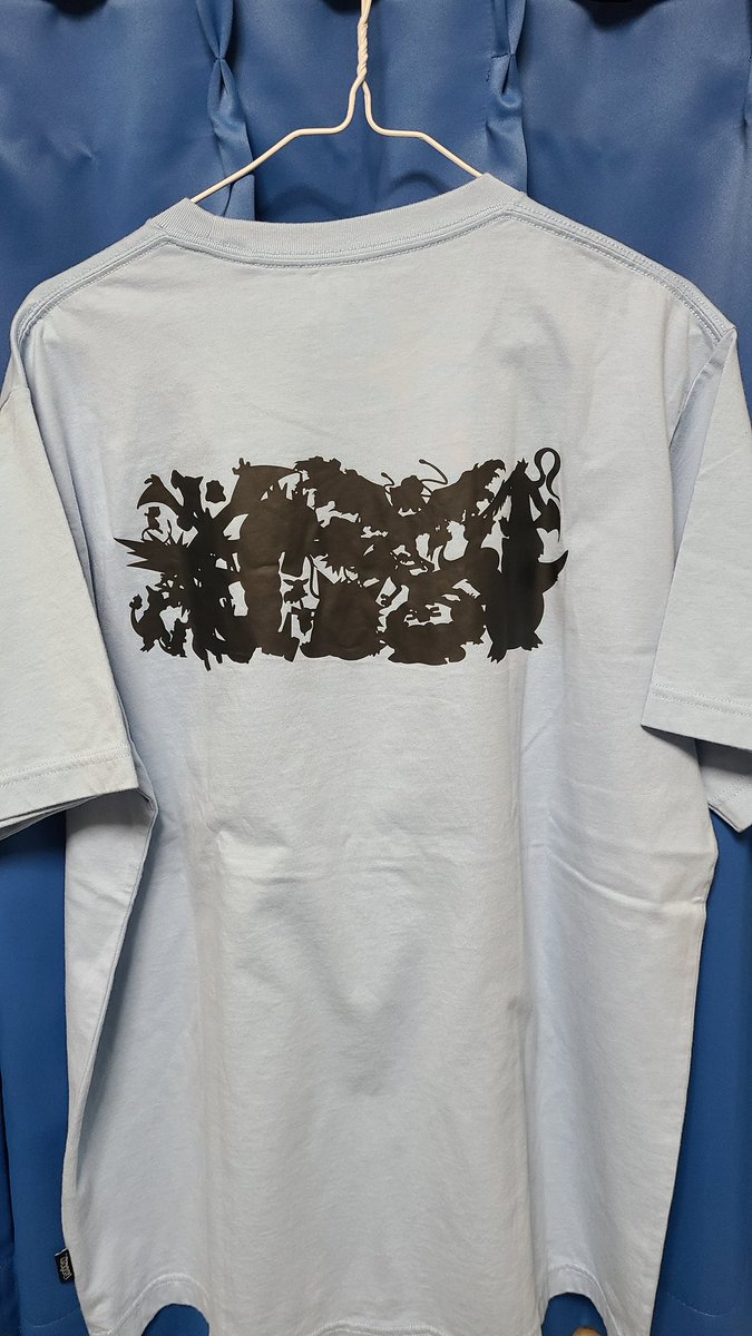 Kevin Pokemon ユニクロ 今日購入したポケモンtシャツ 水色は初代のポケモンたちがモノクロで描かれたもの 裏側はシルエットになってます 白はポケモン図鑑 にゼニガメという 渋いデザイン ゼニガメ好きとしては買っておかないと それぞれ1 500円で