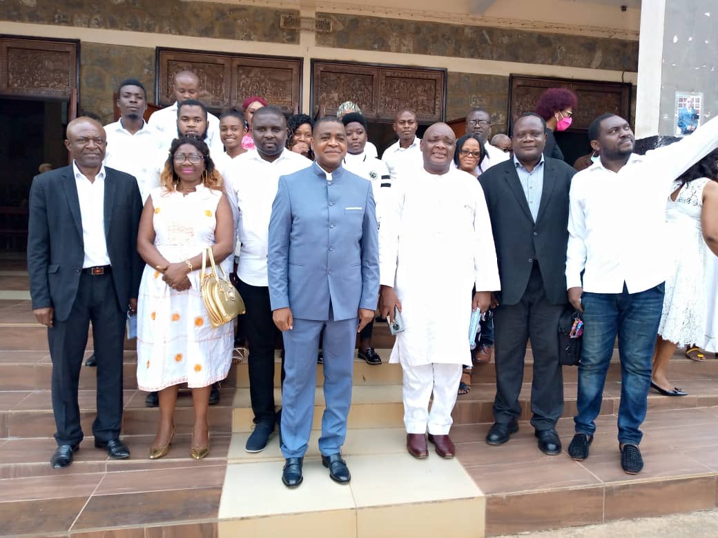 LeMessagerCMR's tweet photo. Le directeur de publication #JP_Chanon en compagnie des collaborateurs et le curée de la Paroisse Christ Roi de #Tsinga, à la sortie de la messe d’action de grâce pour le repos éternel du fondateur du @LeMessagerCMR #Pius_Njawe https://t.co/Ru7MqGP64M