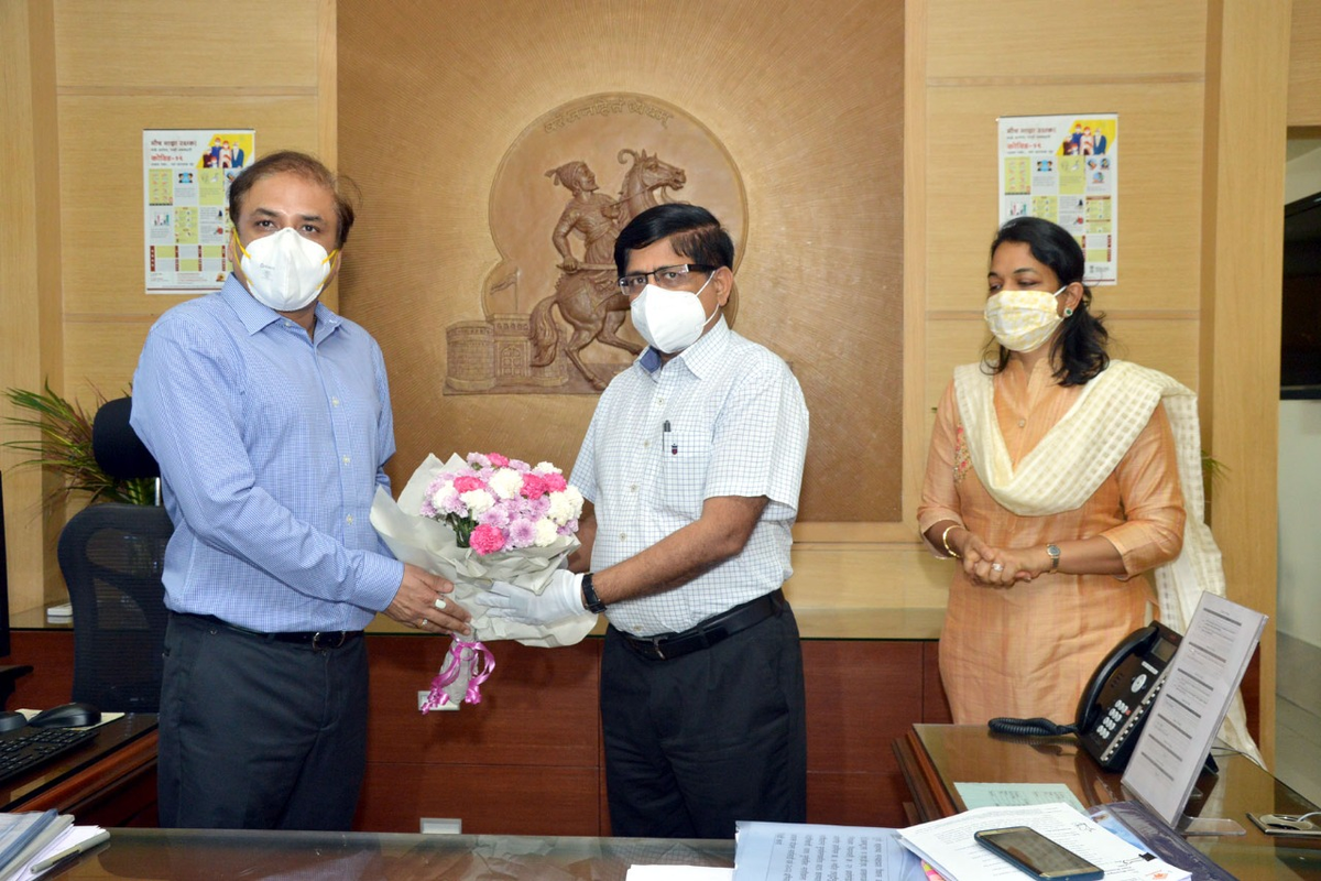 ajay_khape's tweet image. Vikram Kumar takes over as new municipal commissioner of @PMCPune from outgoing Shekhar Gaikwad. Gaikwad was shunted out soon after he expressed reservation in reintroducing strict #lockdown in #Pune . #Punelockdown #PuneFightsCorona @IndianExpress @IndianExpress