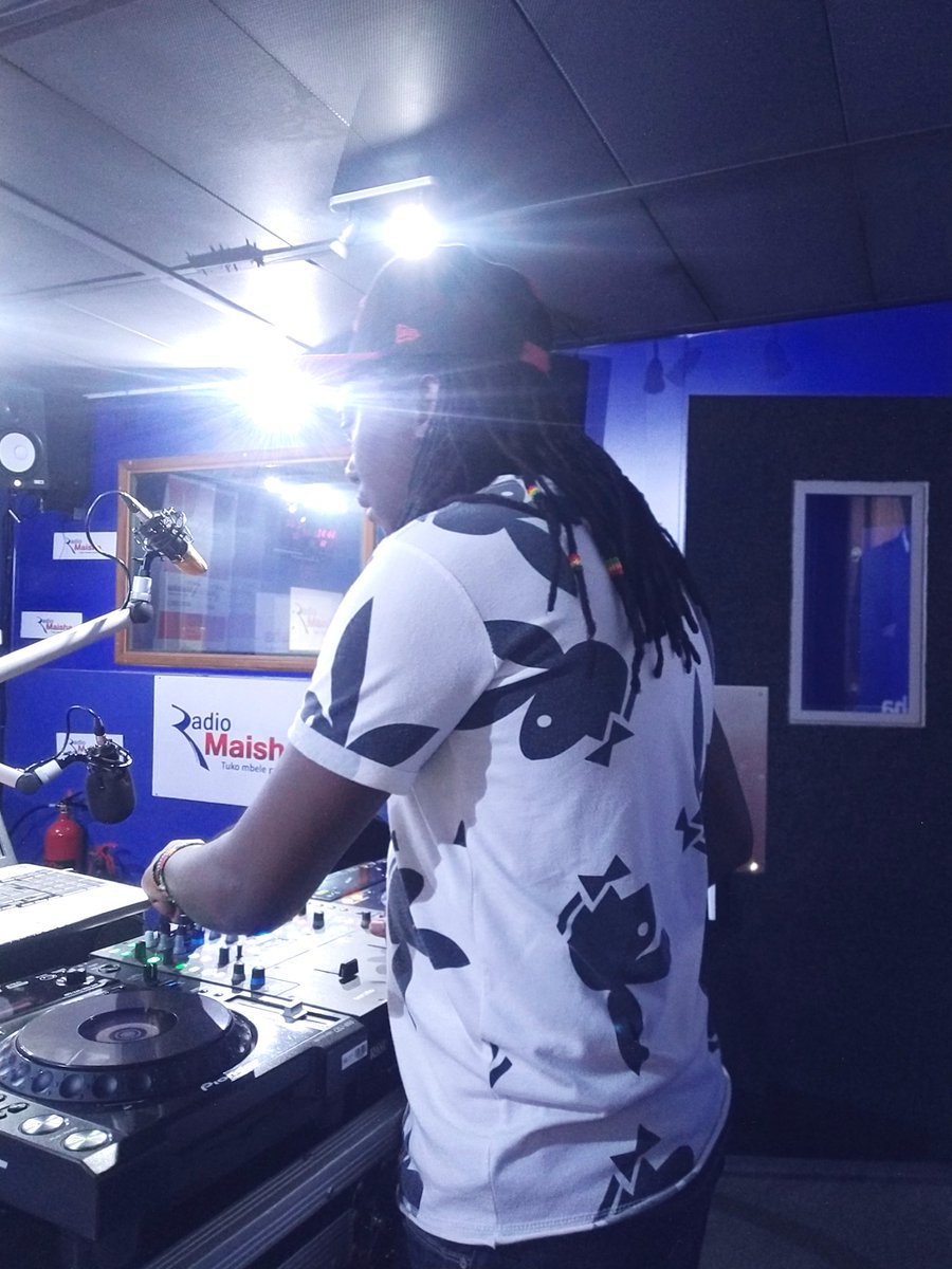 deejaypatiz's tweet photo. Oeh oeh  it's Sunday again na tuko ndani ya 102.7 Radio Maisha send in your request tupite nayo halafu tuambie uko wapi unasikiza na nani tukubig up kwenye Reggae Splash show 3pm till late @deejapatiz @MuzikalSheriff and @Tongolamate https://t.co/rKMkXPtFft