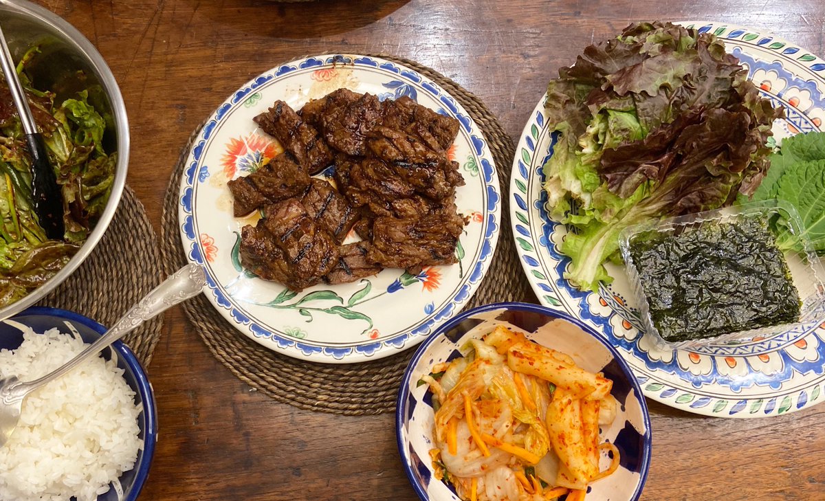 susanjungfood's tweet photo. I’m #inthemood for #koreanfood. #kalbi #beefribs with #homemademarinade #freshkimchi #seaweed #springonionsalad #sesameleaf #susanjungcooksathome @kimanica @choi.roots @mingleseoul https://t.co/SyJhym0Kyg