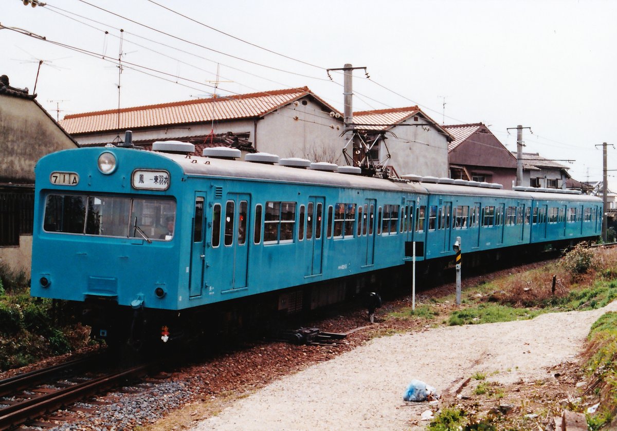 国鉄最後の日、羽衣線では103系3両編成が活躍していました。まだ非冷房