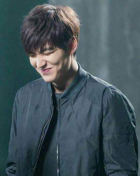 titleperth's tweet photo. Lee Min Ho and my baby title it looks alike? 🤔
@titlekplee https://t.co/qfKtjF0a4F