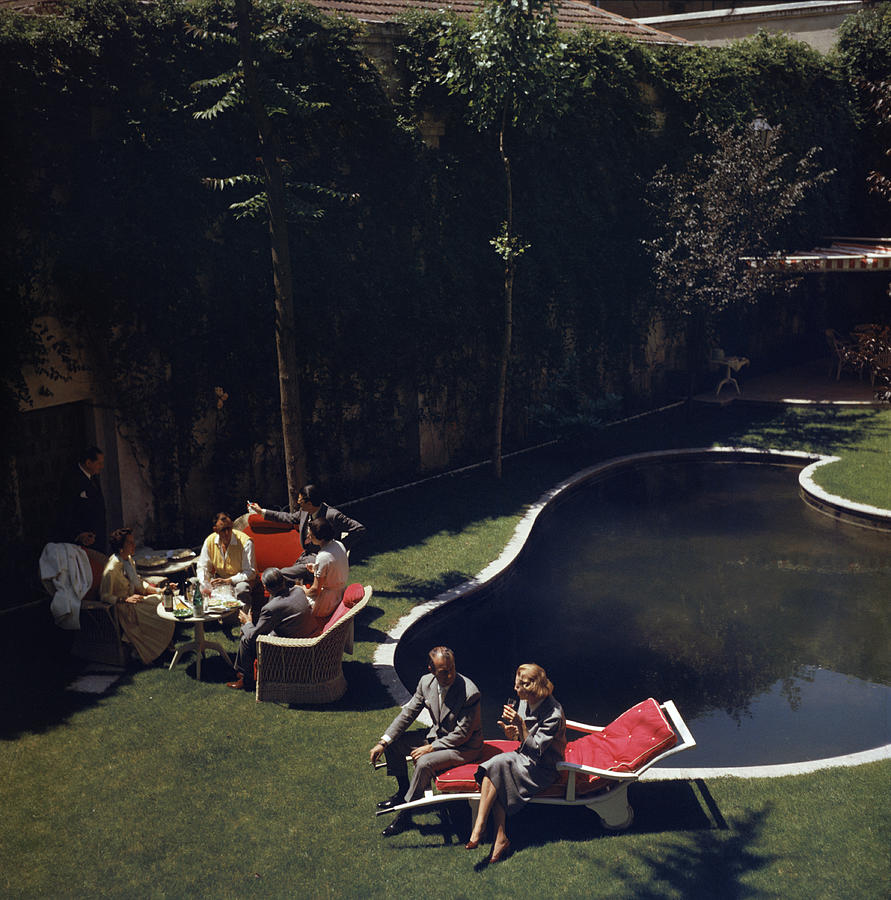 EsperanzaClaver's tweet photo. 📸 A garden party in Madrid, Spain, 1957. By Slim Aarons.

#SlimAarons #SlimAaronsStyle #SlimAaronsWomen #PhotoArchive #PhotoResearch #FashionPhotography #AmericanPhotography #GardenParty #Madrid #Spain #1957s https://t.co/NmXHfWKday
