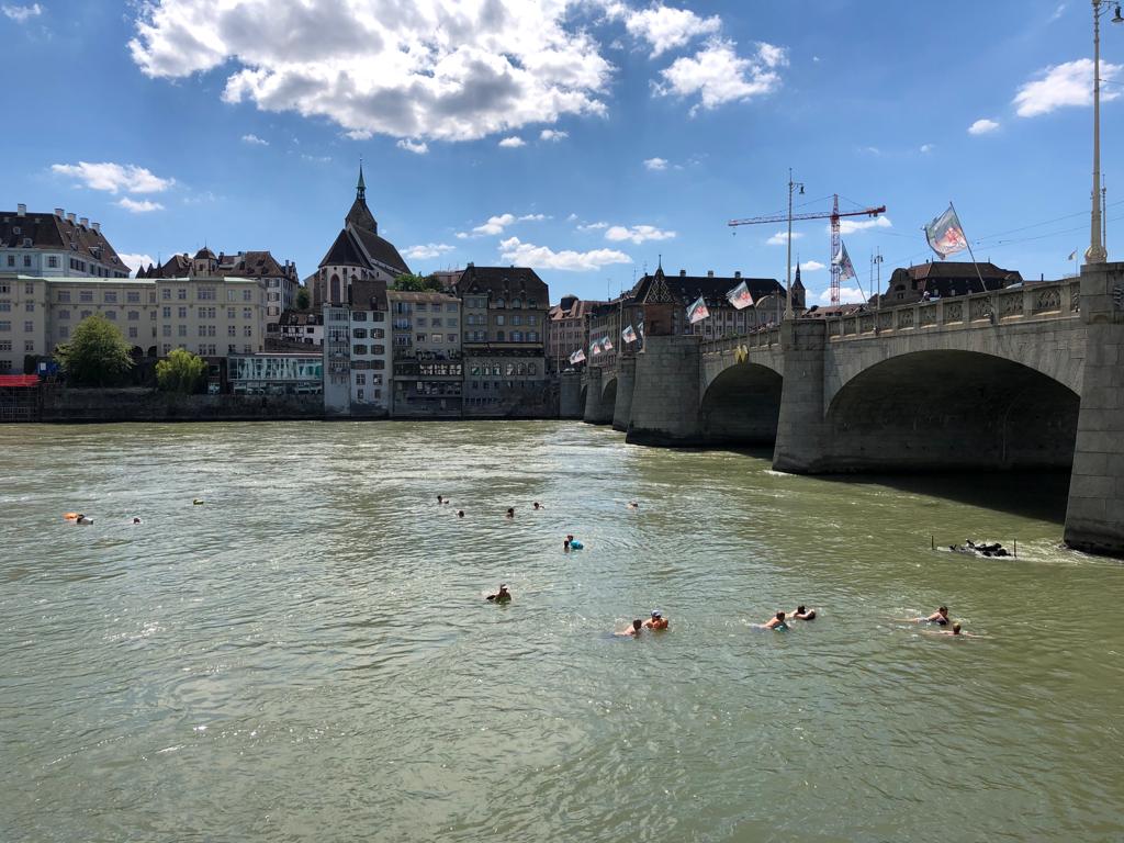 Un ami m'envoie cette photo du Rhin à Bâle. Une ville où l'on peut se baigner en sécurité dans le fleuve et admirer la ville depuis l'eau. Cela fait rêver.