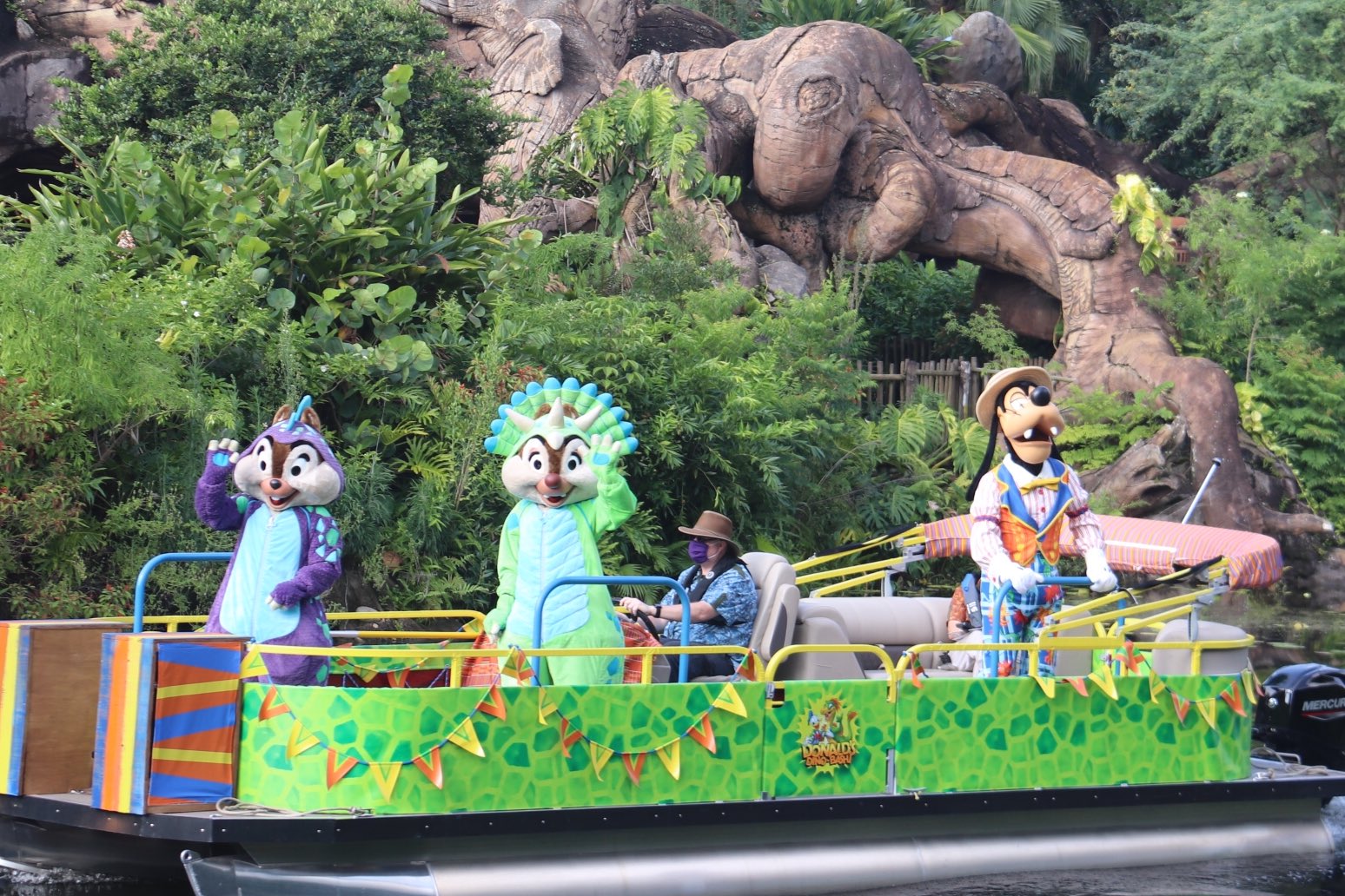 360 Of Disney Chip Dale And Goofy Riding The Waterways Of Disneysanimalkingdom Dak Chipndale Chipanddale Donaldsdinobash Wdw Waltdisneyworld Ak Animalkingdom グーフィー チップ デール チップとデール T Co
