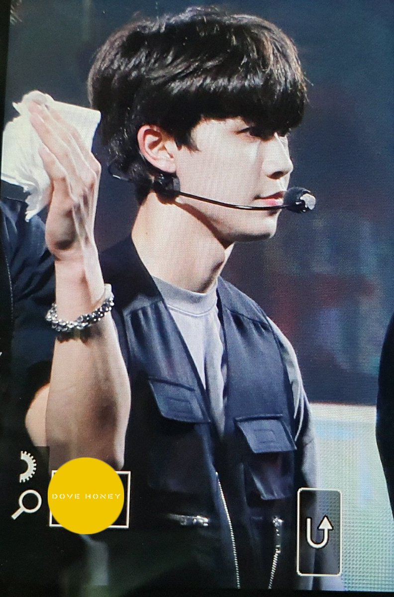 200712 동행세일 미니콘서트 #동현 🍯

👍👍👍
#DONGHYUN #ドンヒョン
#골든차일드 #GoldenChild #ゴルチャ 
<a href="/Hi_Goldenness/">GOLDEN CHILD</a>