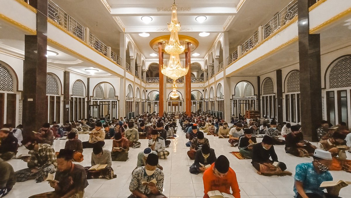 al_asyariyyah's tweet photo. Tak mengapa jarak kita berjauhan, yang penting terasa nikmat saat nderes al-qur'an.
#al_asyariyyah https://t.co/jiqS3gClTg