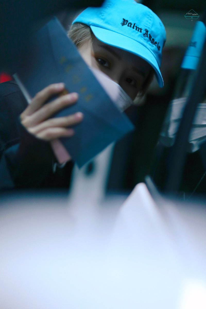 [🌧:200712] off work 

(C)  Firstsight-见倾听_刘雨昕

#LiuYuxin #刘雨昕 #The9 #TheNine #Xinliu #류위신