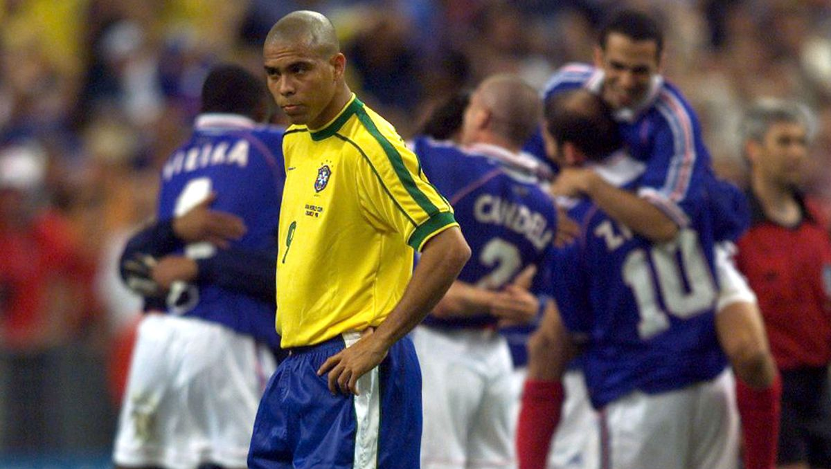Fr ends. Франция Бразилия 1998 Зидан. Зидан ЧМ 1998. Франция Бразилия 1998 финал. Зидан 1998 финал.