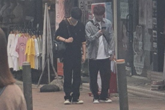 kimwasak's tweet photo. 뒷북 ㅈㅅ 합니다 오늘 목격담 보고 울면서 갤러리 뒤졋는데 화질 쌉구리고 얼굴 안나와서 못올렷던 와삭바삭이 슬쩍 올려봄니다,,, 신발 보고잇는 아기고양히,,, 무려 두달 전,,, 아직도 점심먹고 배불러서 배 통통 두드리면서 웃던 키티를 잊지못해,,,, https://t.co/mc4A2WJnt5