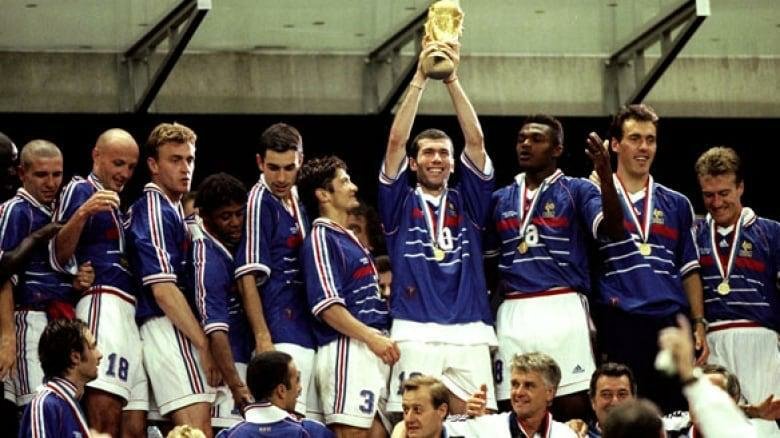 Myriam_Bensalah's tweet photo. Il y a 22 ans, l'@equipedefrance devenait Championne du Monde de Football pour la 1ère Fois de son Histoire en battant le Brésil (3-0) au @StadeFrance.
#12Juillet1998 #DateMythique #EtUnEtDeuxEtTroisZéro #ChampionsDuMonde #MerciLesBleus #BeHappy #ViveLesBellesÉmotions 😊👏🏆⚽🇫🇷 https://t.co/jmRakTrxnK