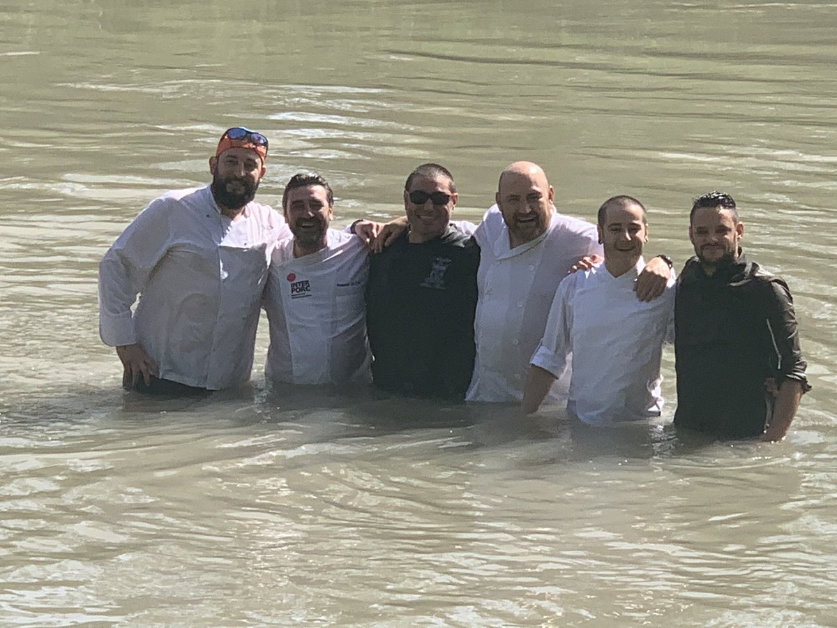 aguatinta2015's tweet photo. Compañerismo, amistad , buen rollo . Así somo los hosteleros solidarios de Aranjuez https://t.co/n0SbcScNTv