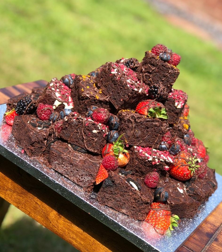 brownie_bh's tweet photo. Vegan Birthday Brownie Stack made with a combination of White Chocolate and Raspberry, Orange and Oreo topped with berries and chocolate drizzle. 
Available for any occasion 🍓
 #Sunday #Vegan #BrownieSurprise #stack #berries https://t.co/DLVwCVX1b0