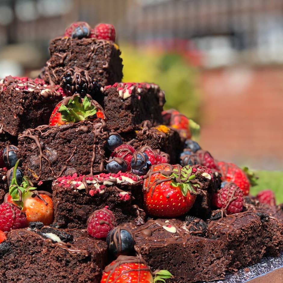 brownie_bh's tweet photo. Vegan Birthday Brownie Stack made with a combination of White Chocolate and Raspberry, Orange and Oreo topped with berries and chocolate drizzle. 
Available for any occasion 🍓
 #Sunday #Vegan #BrownieSurprise #stack #berries https://t.co/DLVwCVX1b0