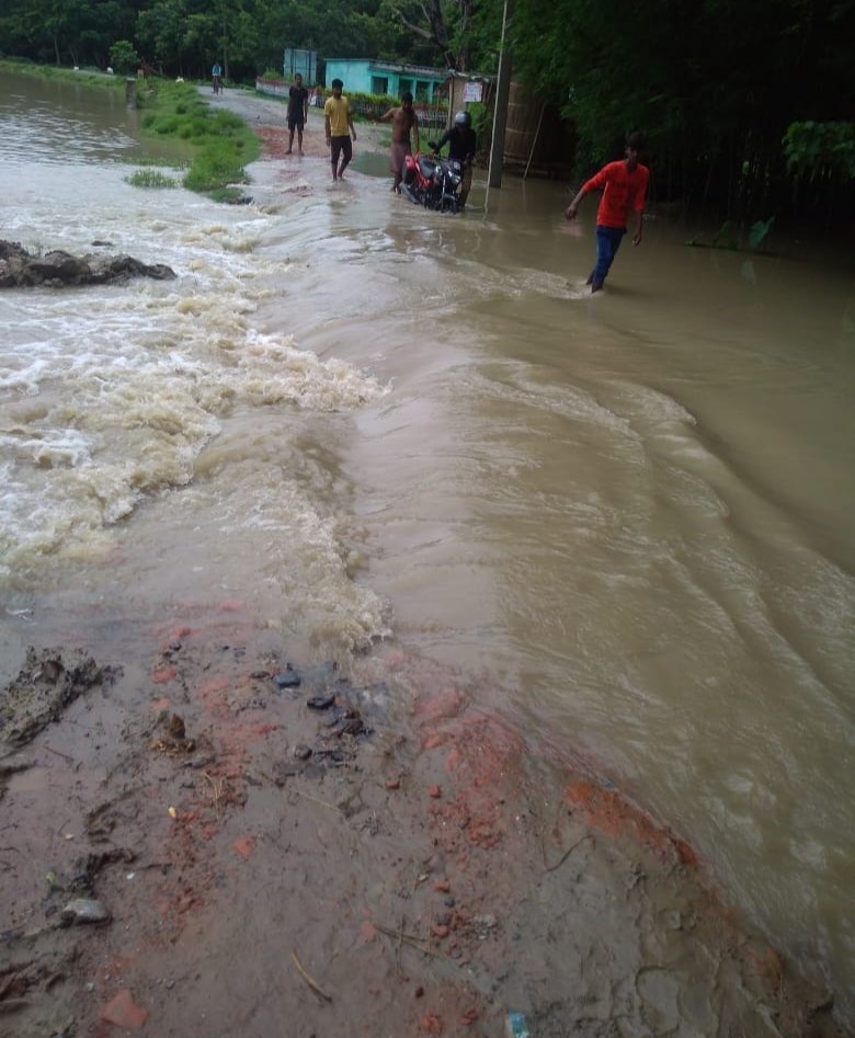 Paritos67236910's tweet photo. #noexamcusat
This is currently situation in my area
Just tell me how can I write exam in current scenario even I can't buy paper and pan...from the shop near me because all of the shop near me getting closed...just me me
@CMOKerala @KeralaGovernor @nidhiindiatv @ShashiTharoor https://t.co/QPEEEIhXaj