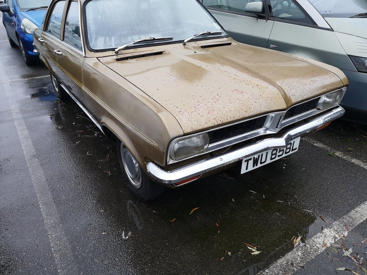 UkClassics's tweet photo. Spotted on my daily walk. Very clean and looked like a daily driver.  #classiccars #carsnapped #Vauxhall #viva https://t.co/jZypwtpjLF