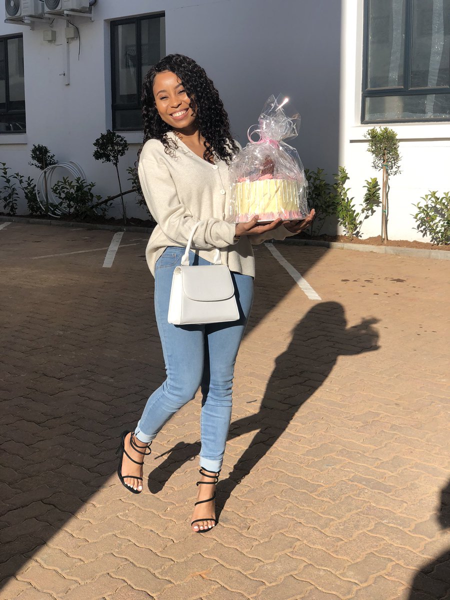 mapsie__'s tweet photo. A 26 year old bae 🌸🎊✨🎁🎁🛍🛍🎀happy birthday to me l!! https://t.co/cfGvHdGGu5