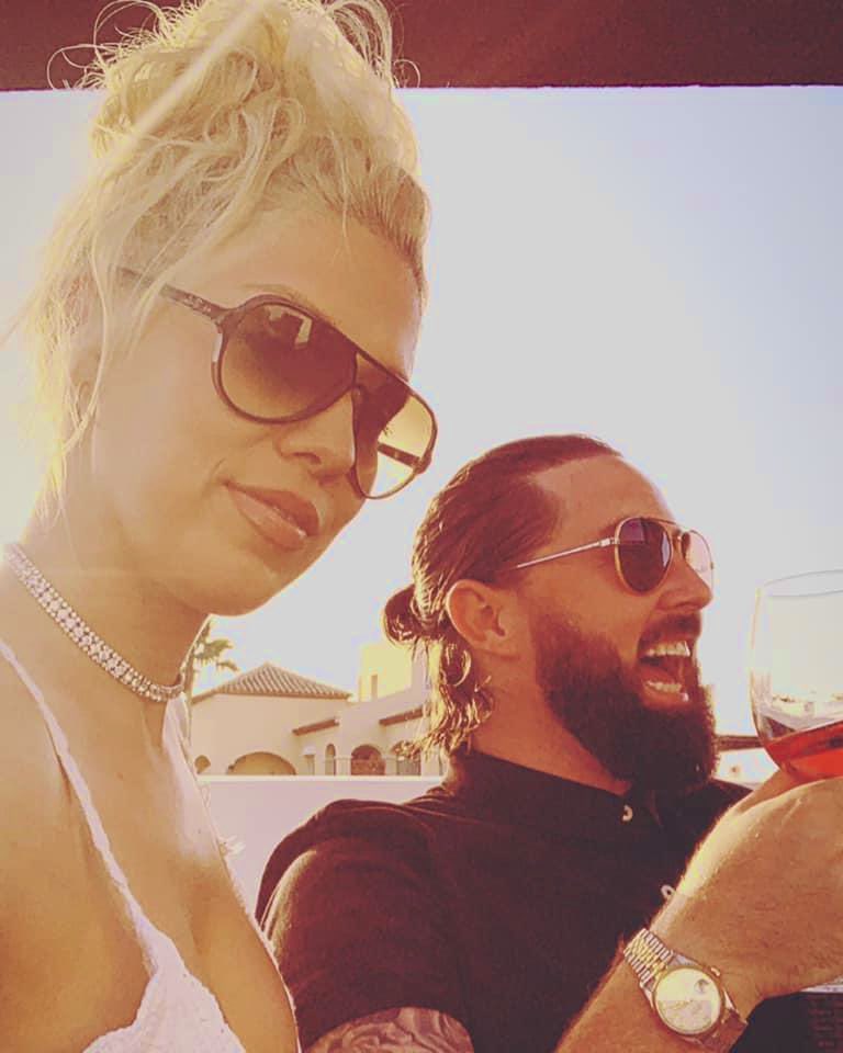 Ry_OSully's tweet image. Sun is shining. ☀️ #SundayDrinks 🍷 #Marbs 🏡