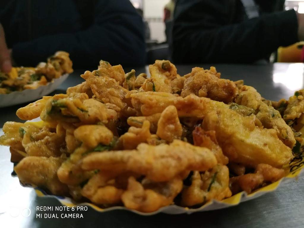 KiGullak's tweet photo. Pakora is everyone’s favourite..Specially these are yummy, it's taste great and it's so easy to make. What is the mean of monsoon without hot cuppa and platefull spicy pakoras! Can't rainy day  be enjoyed without these savory delights. #Monsoon2020 #food 😋😋 https://t.co/2BaKJ7ksiM