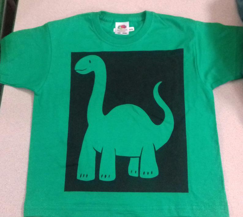 AxelinaPro's tweet photo. Anybody hear dinosaurs? Stump, stump! Here they come! Hand printed kiddie T-shirts from my Etsy store : https://t.co/L686E16CCF #handmadehour #ukcraftershour #CraftHour #CraftBuzz #CraftBizParty #UkCrafthour #dinosaurs #BritHour #smeuk #childrenswear #vipmums #supermum #etsyuk https://t.co/tPIoWRFvSn