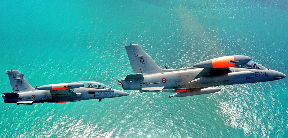 FlMichele69's tweet photo. #ItalianAirForce🇮🇹 is #MB339
#61Wing*/**/****
#32Wing****
#60Wing****
#313AcrobaticTrainingGroup #FreccieTricolori🇮🇹***/**
Role:
PrimaryPilotTraining
&
SpecializedPilotTraining*/**
LightAttack**2040kg💣
Acrobatics🌈***
Connection****
2020🛩 30 #MB339CD 40 #MB339A
@ItalianAirForce https://t.co/2cncYs5J7l