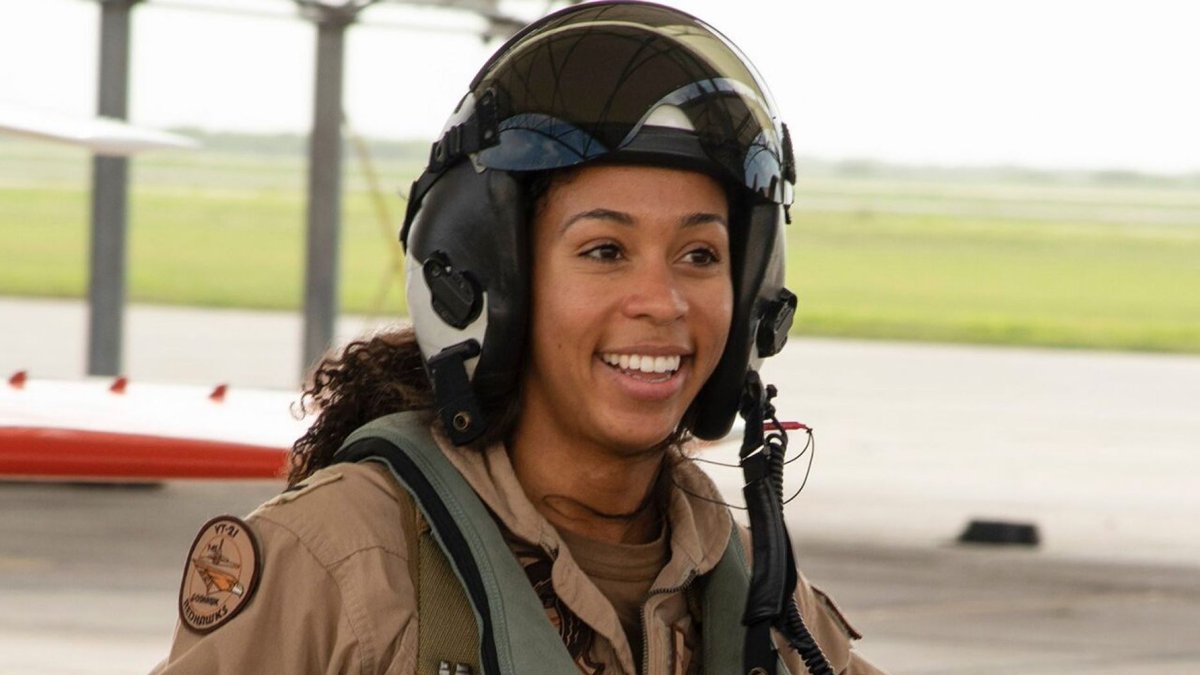 KTVU's tweet photo. US Navy welcomes 1st Black female Tactical Aircraft pilot https://t.co/QWEsGyvo9y https://t.co/j2u7P0bEn9