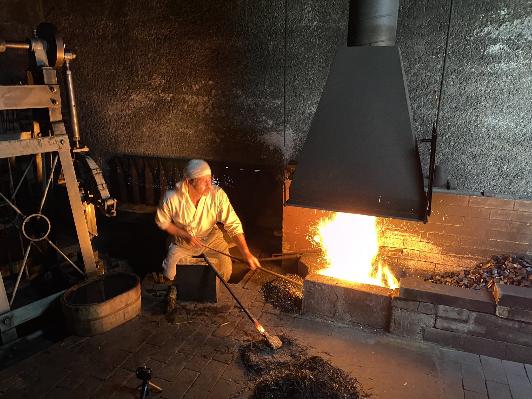 でじたろう ニトロプラス 宮入法廣刀匠の鍛冶場へ4度目の来訪 昨年より進行していた刀剣プロジェクトの最終確認 この素晴らしい成果を おそらく来月には皆さまにお伝えできるかと思います どうかお楽しみにお待ちください T Co Mb1nlasfph