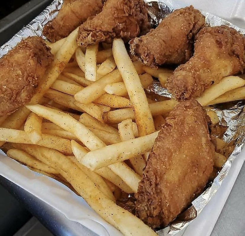 StreetFareSA's tweet photo. Social distance w/ us this fine Sunday &amp; treat your taste buds to @BobnTimmysTX #BobcatBiteFoodTruck @na_kain &amp;  #SaucesSouthernKitchen! Beer to go is available at the Airstream Bar 🍻

Open from 12-9 PM for dine in and takeout. Masks are required while not seated. https://t.co/mtXCFwkZBx