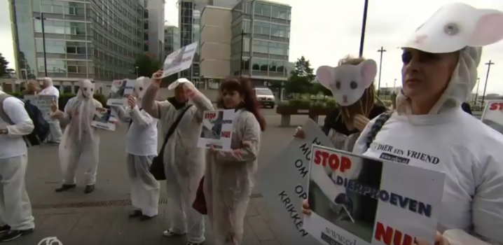 DierisVriend's tweet photo. Geoffrey Deckers Founder of animalactivism in the Netherlands commemorated in Rijswijk at BPRC Monkey Vivisection Centre
https://t.co/lp8p0DUXY1 
A big name for animalrightsactivists
Deckers is considered one of the first animal activists in the Netherlands @HartvNL @DierisVriend https://t.co/fRYbf8DKc4