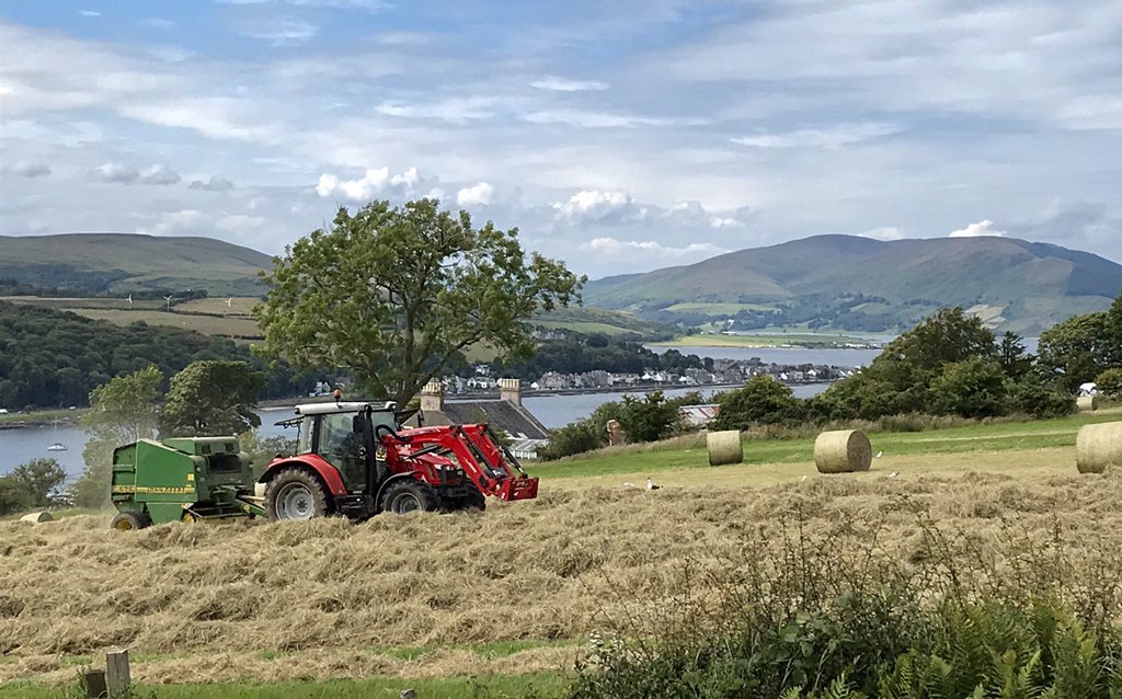 Buddie87's tweet photo. Something quite therapeutic about sitting watching the harvest being brought in @visit_Bute @VisitScotland @BBCScotWeather #ilovebute #buteisbeautiful https://t.co/RC4np0I9Hy