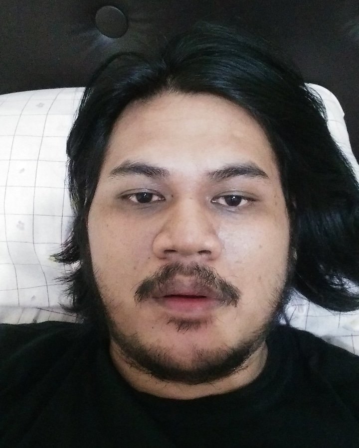 Malam-malam gelap gulita
Menyalakan pelita diisi minyak
Wajahmu memang cantik jelita
Sayang tertawanya mirip kuntilanak
#sawityowit