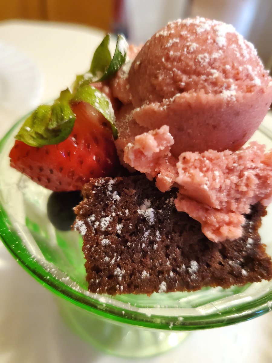 5OjoBB's tweet photo. Here's a very big guest favorite especially in the hot summer months.  Ojo's homemade, exclusive chocolate breakfast bread with strawberry sorbet to start this morning's breakfast!

#eurekasprings #bedandbreakfast #breakfast #gourmet #5ojo https://t.co/EKFDmqWBMZ