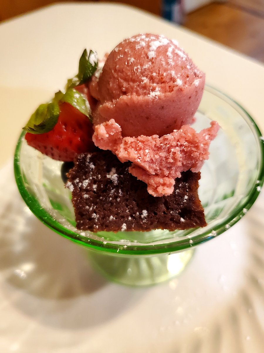 5OjoBB's tweet photo. Here's a very big guest favorite especially in the hot summer months.  Ojo's homemade, exclusive chocolate breakfast bread with strawberry sorbet to start this morning's breakfast!

#eurekasprings #bedandbreakfast #breakfast #gourmet #5ojo https://t.co/EKFDmqWBMZ