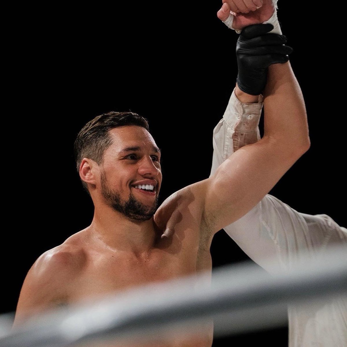 Victoire par abandon à la 2ème reprise. 
Une étape de franchie de manière expéditive qui nous à permis de retrouver des sensations afin de mieux nous préparer à un titre mondial.

#laboxeintelligentemaisviolente #dusseldorf #VillaM #S4m