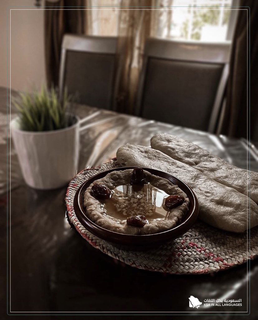 KSAinTR's tweet photo. Un, hurma, belediye margarinden yapılan ve bal ile süslenmiş geleneksel bir tabak (Al-Arika), Krallığın güneyindeki en ünlü ve lezzetli geleneksel tatlılarından biridir.

#SuudiArabistan
#KSAinallLangs https://t.co/cTv9Yyw3O8