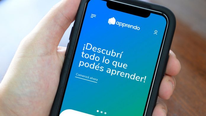 defrevista's tweet photo. #Apprendo ¿En qué consiste la app que ofrece la posibilidad de tomar clases online y reúne a alumnos y profesores de todo el país? Mirá ⬇️  https://t.co/EfW5Db2K81 https://t.co/QSX2I1J5y4