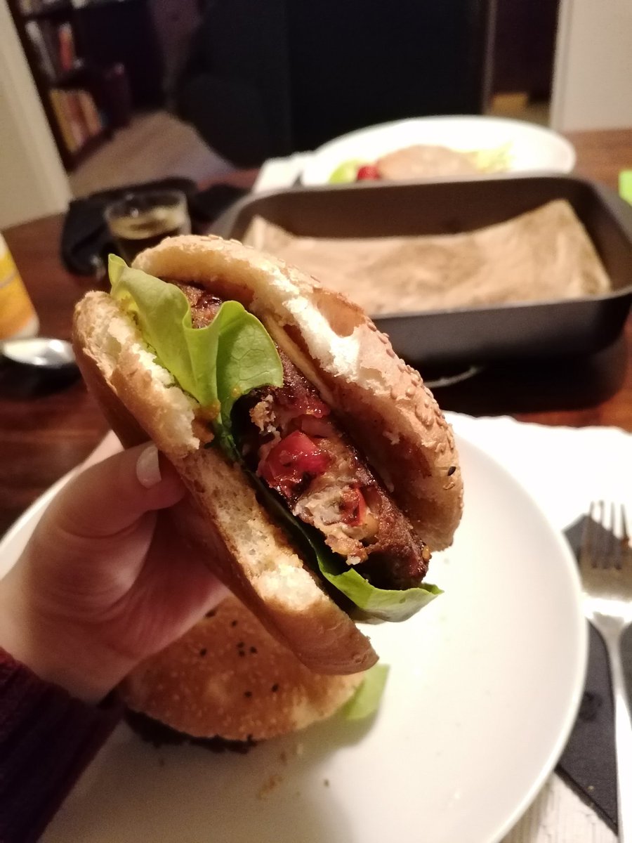 eatingveganwme's tweet photo. So many vegan burger options nowadays, I LOVE IT 😍 https://t.co/XuMZmD07lJ