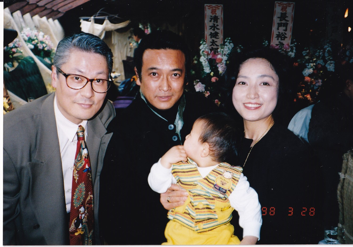 Akio Hayashida 断捨離で出てきた写真 清水健太郎氏と私 妻 娘 1998年3月28日に開催された 牌の音10周年記念パーティー にて 牌の音 林田明大 桜井章一 清水健太郎 Akio Hayashida 断捨離で出てきた写真 清水健太郎氏と私 妻 娘 1998年3月28日に開催された 牌の音10周年記念パーティー にて 牌の音 林田明大 桜井章一 清水健太郎