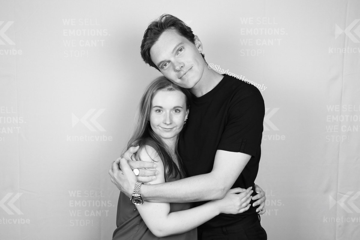 ShadowsHeavenly's tweet image. It’s been 1 year when I met @LukeBaines for the first time &amp;amp; it was special. Especially giving the fanbook &amp;amp; that he recognized me. Wonderful memories. Can’t wait to meet him again. ”I’ll see you soon!” Luke said to me 2 weeks ago when we spoke in a video call❤️ #ITAInstituteCon3