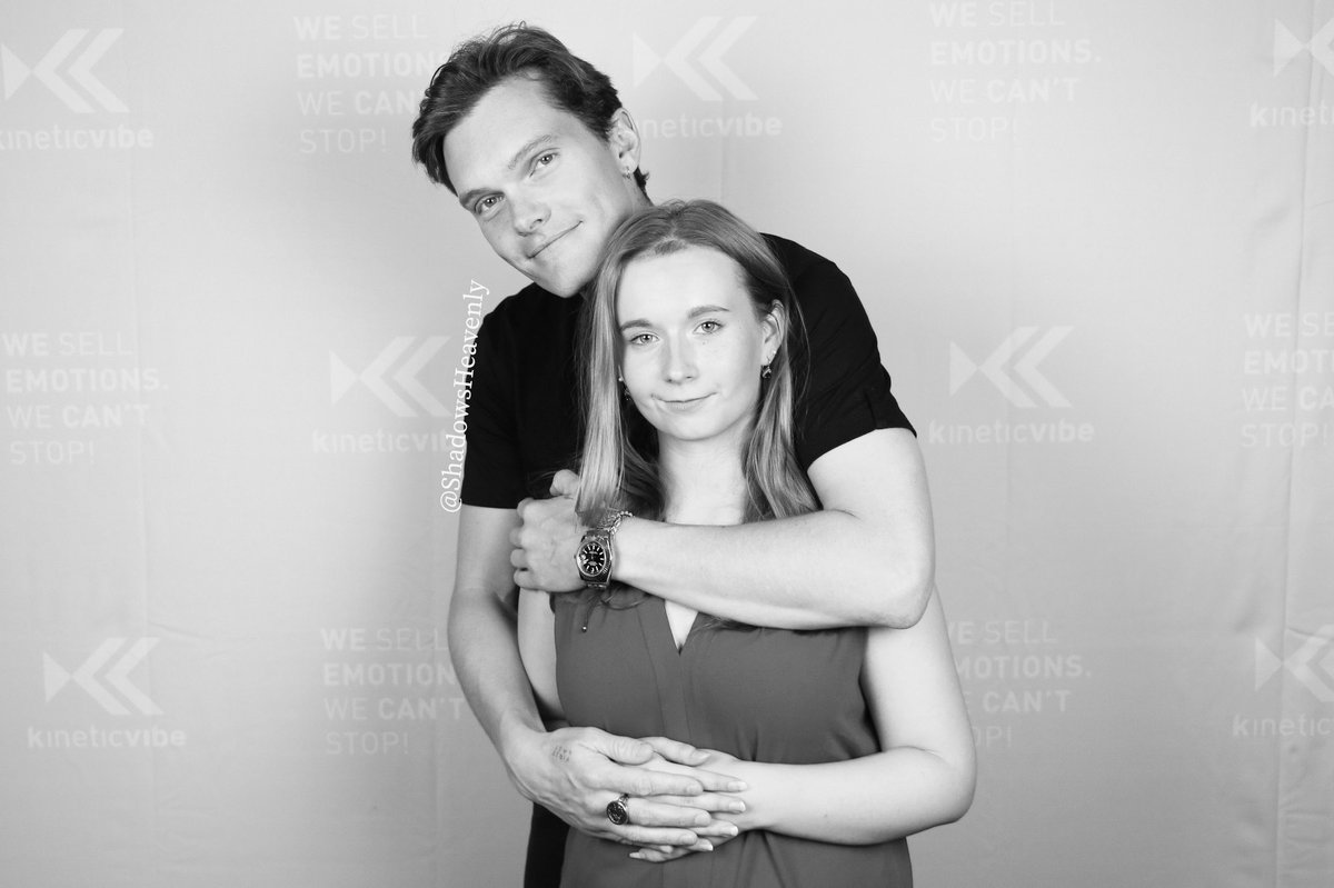 ShadowsHeavenly's tweet image. It’s been 1 year when I met @LukeBaines for the first time &amp;amp; it was special. Especially giving the fanbook &amp;amp; that he recognized me. Wonderful memories. Can’t wait to meet him again. ”I’ll see you soon!” Luke said to me 2 weeks ago when we spoke in a video call❤️ #ITAInstituteCon3