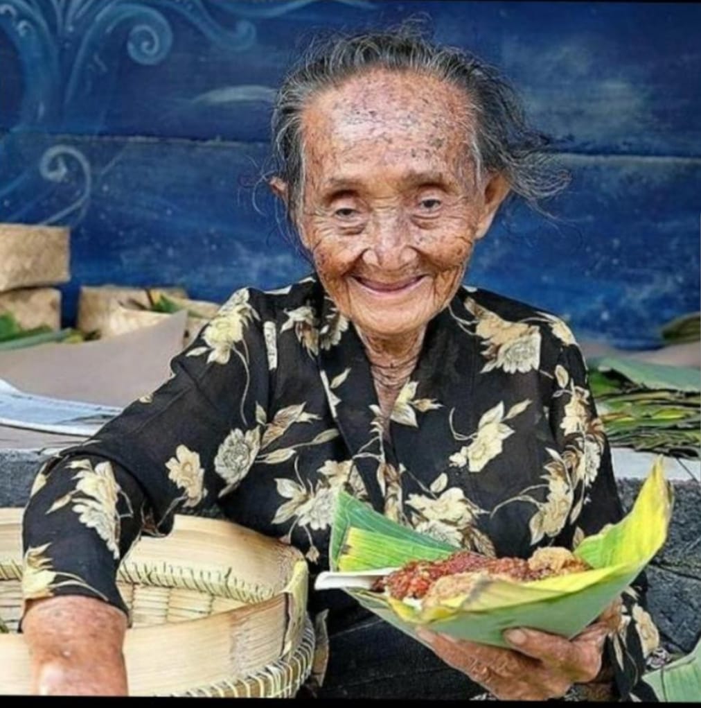 YogyakartaCity's tweet photo. Sugeng Tindak, Selamat Jalan Mbah Lindu, Penjual Gudeg Tertua di Jogja.
Wafat sore tadi dalam usia 100 tahun 🙏 https://t.co/PYChTY5AZP