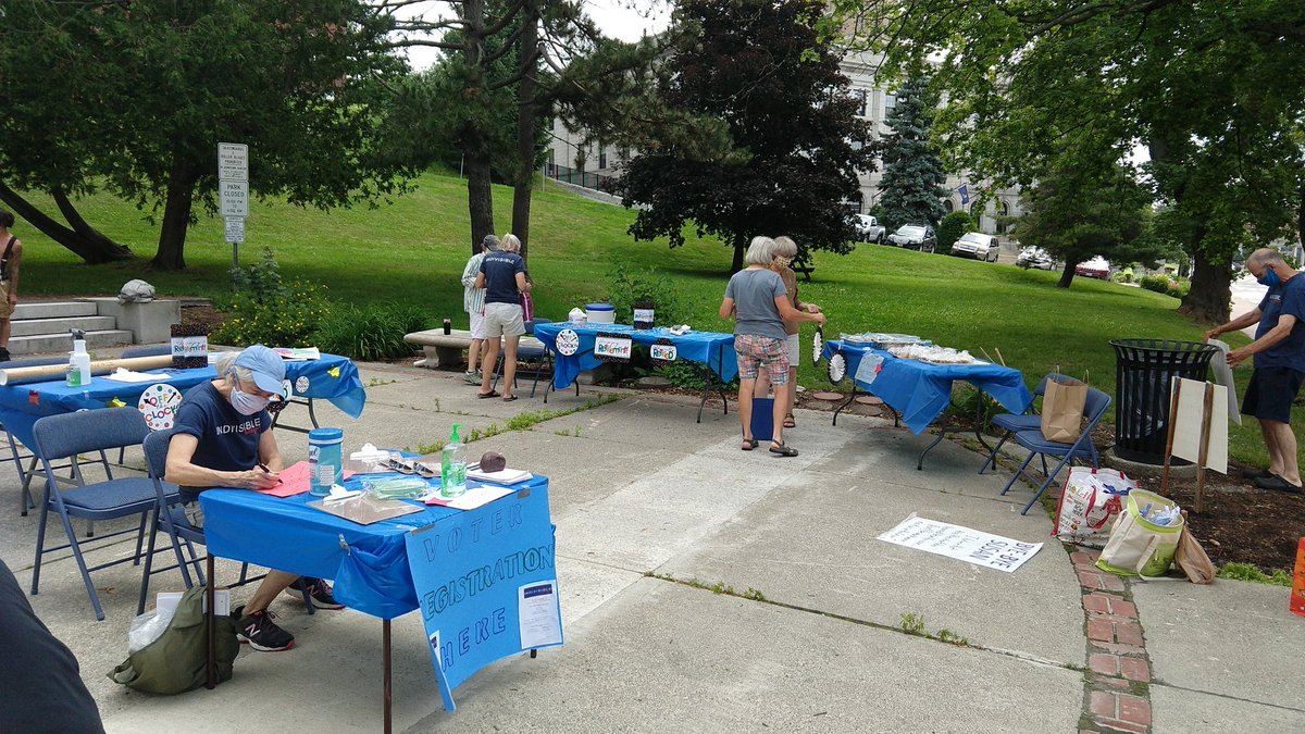 IndivisibleBang's tweet photo. Come and get a cupcake and say bye bye Susan Collins! Today 12 to 1 next to the Bangor Public Library. #mepolitics #byebyesusan https://t.co/MUVP5Ex6Tf
