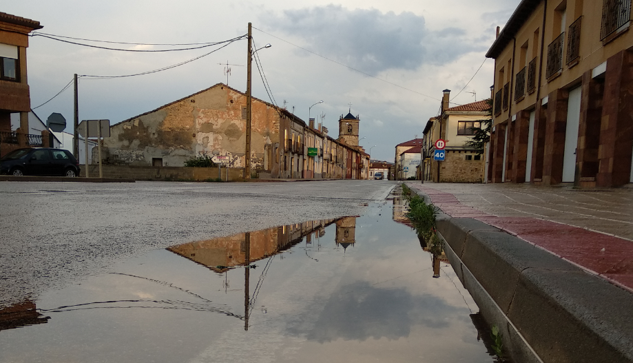 Hoy el pueblo entero se ha quedado sin luz de 14:15 a 15:00. Sólo han podido comer algo caliente los que tienen butano. Mientras tanto a los políticos se les llena la boca de digitalización y demás promesas vacías. 💡🔦🕯️
