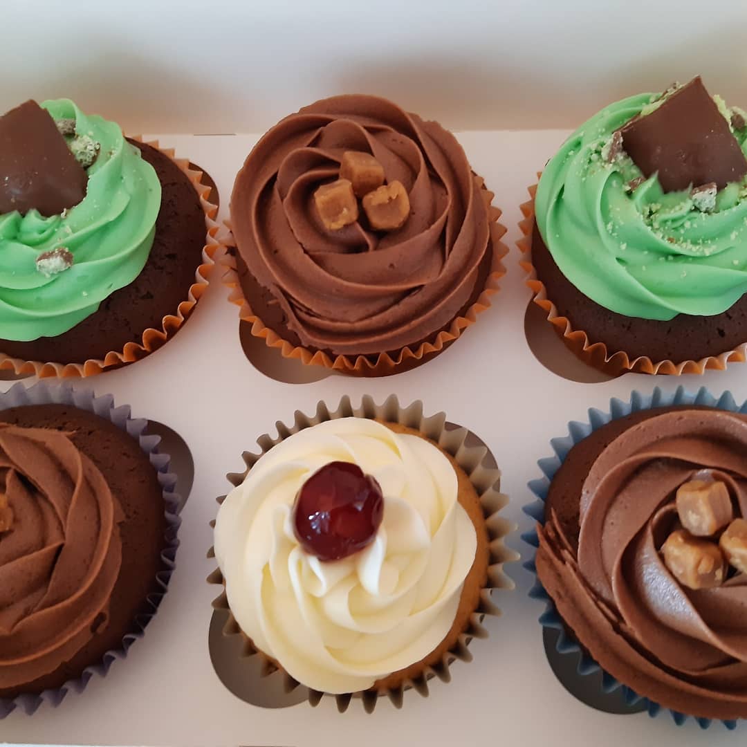 cherriebakes's tweet photo. WHO WANTS SOME CAKE! 
I have these two boxes avaliable. £9 a box or both for £15. 
Box 1 - x2 Aero Mint, x1 Cherry Bakewell &amp; x3 Cadbury Fudge 
Box 2 - x3 Cadbury Fudge, x1 Aero Mint, x1 Raspberry Popping Candy &amp; x1 Cherry Bakewell ❤ https://t.co/VMId3787VZ