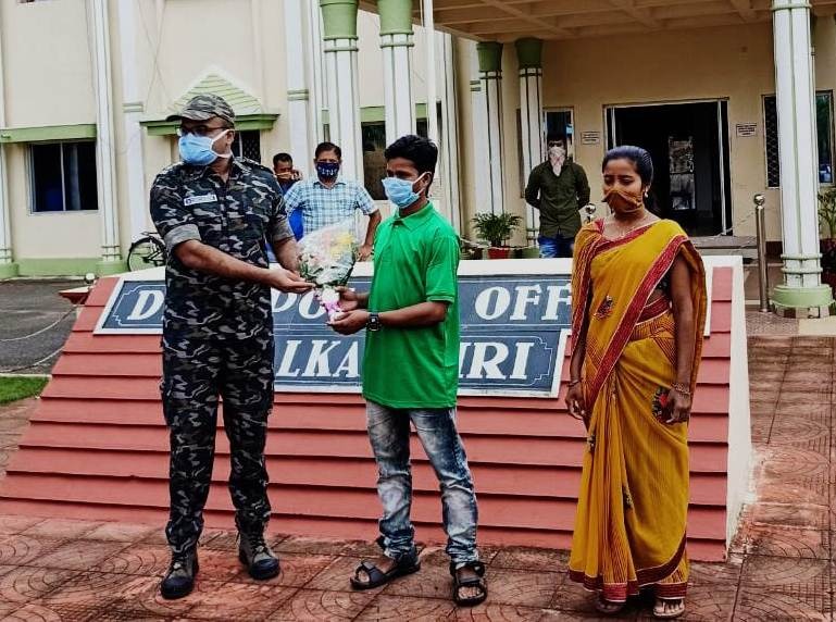 CAPFGUARDNATION's tweet photo. Two naxals surrender in Malkangiri, Orissa https://t.co/kADTbxSVUH